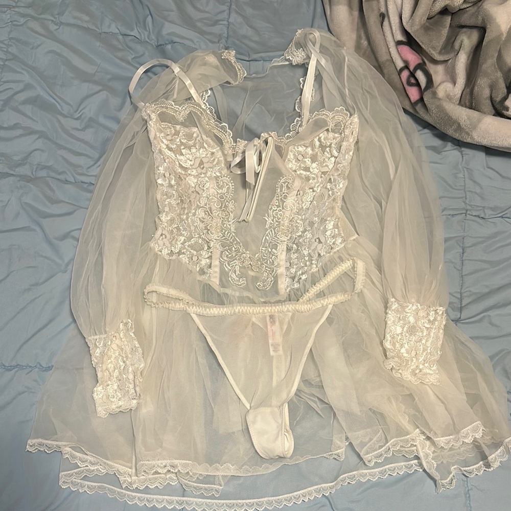 Fredericks of Hollywood white lace lingerie robe and bodysuit set size large